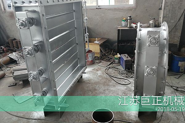 方形擋板門（寬7m），制作后期噴漆進(jìn)行中